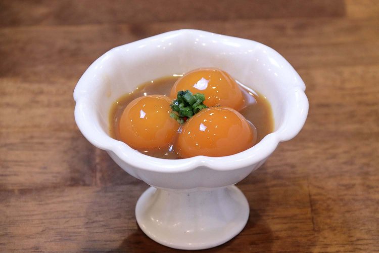 べっこう玉396円は野菜や果物のうまみを加えた特製ダレに卵黄を1日ほど漬ける。