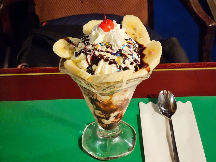 チョコレートパフェ870円。