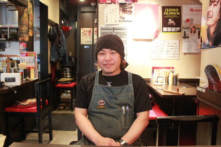 広島出身の店主の蝉丸さん。