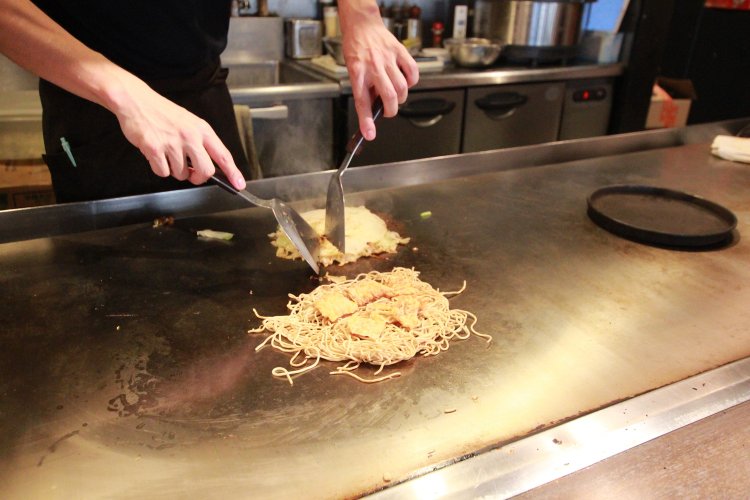 鉄板の上で調理されているのを見ただけで、食欲をそそられる。