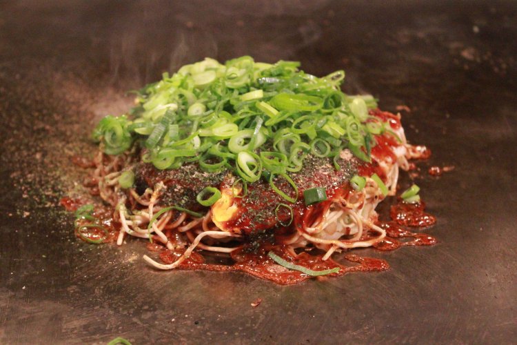 ネギたっぷりであつあつのくわちゃん焼き1350円。