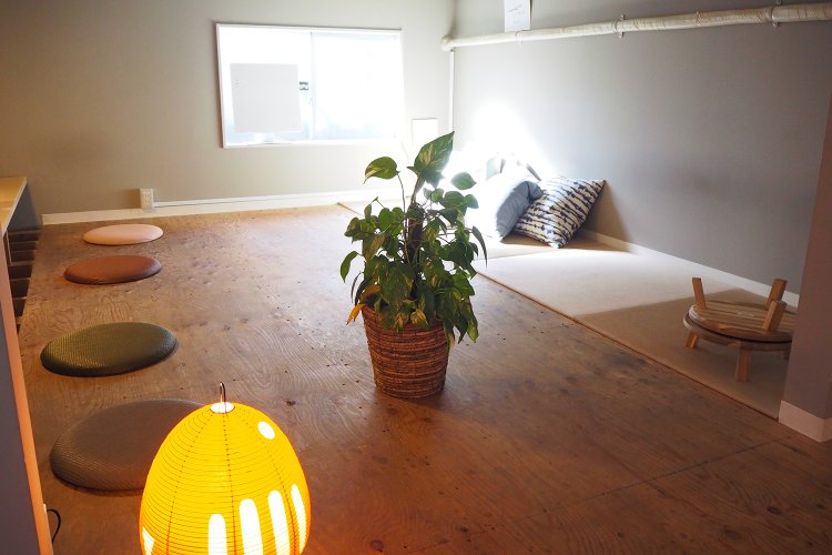 天井が低くて屋根裏のような雰囲気の席。