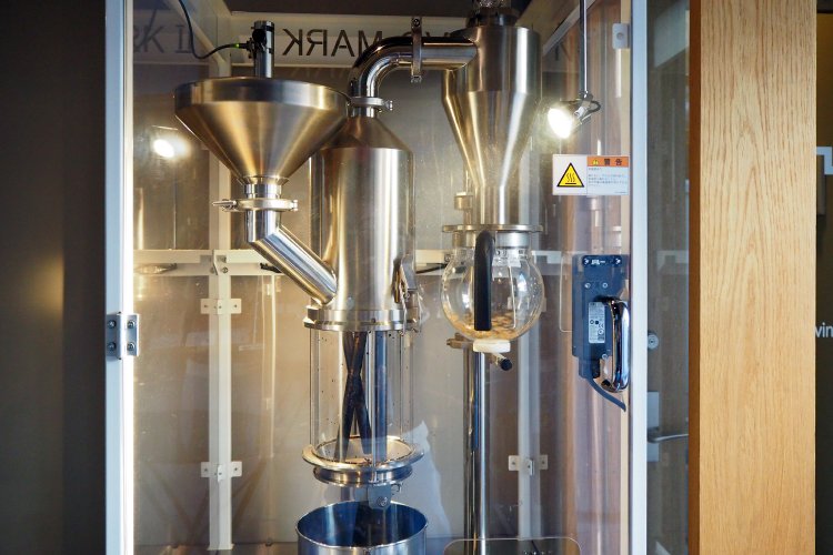 スタイリッシュな焙煎機に思わず魅入る。