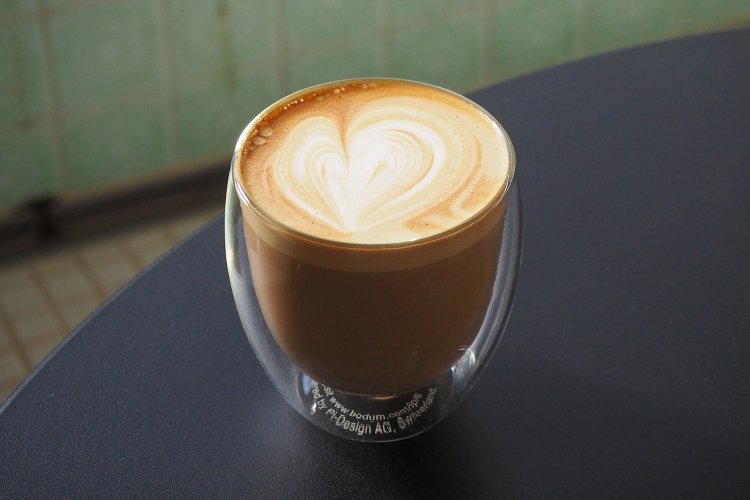 フラットホワイト650円。コーヒーメニューはすべてデカフェに変更も可能。