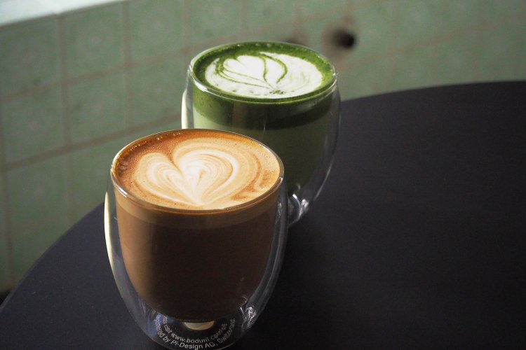 フラットホワイト650円と、抹茶ラテ650円。