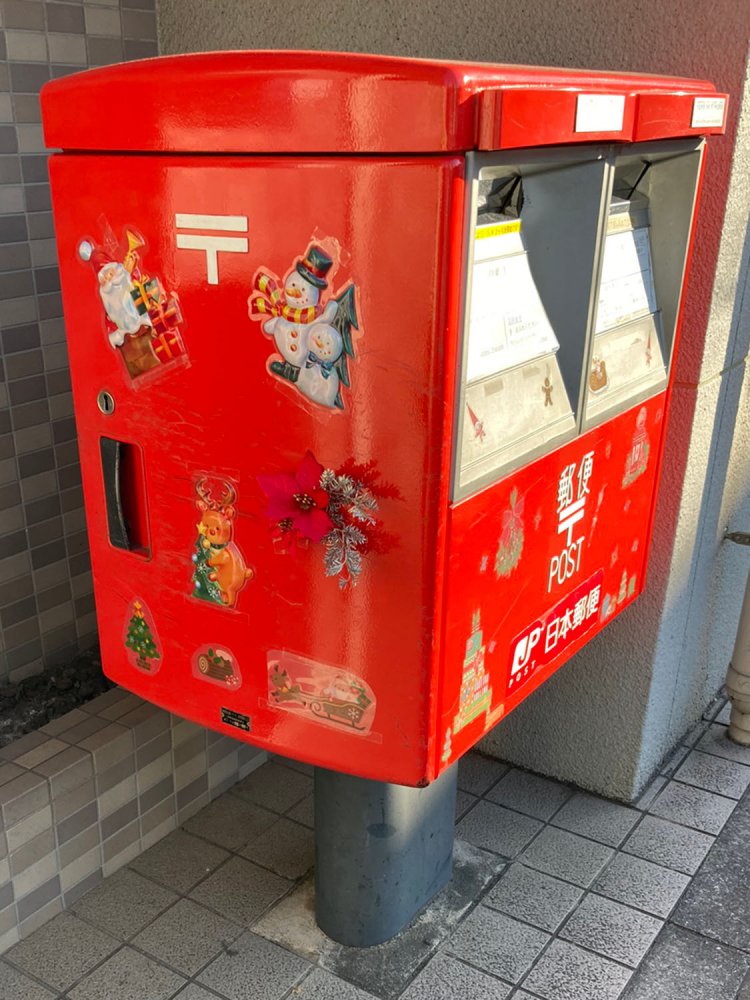 市販のクリスマス用ステッカーが使われているようである。ボディが赤なので簡単にクリスマス感が演出できる（2022年・三鷹）。