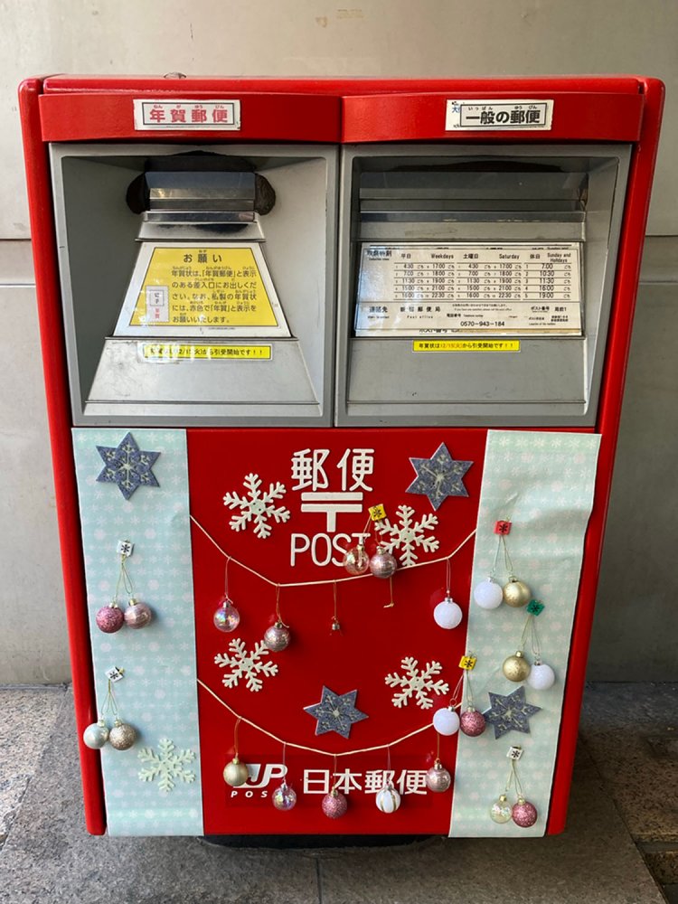 冬らしい綺麗な装飾なので、クリスマスを過ぎてもこのまま装飾が続けられていた（2020年・新宿）。