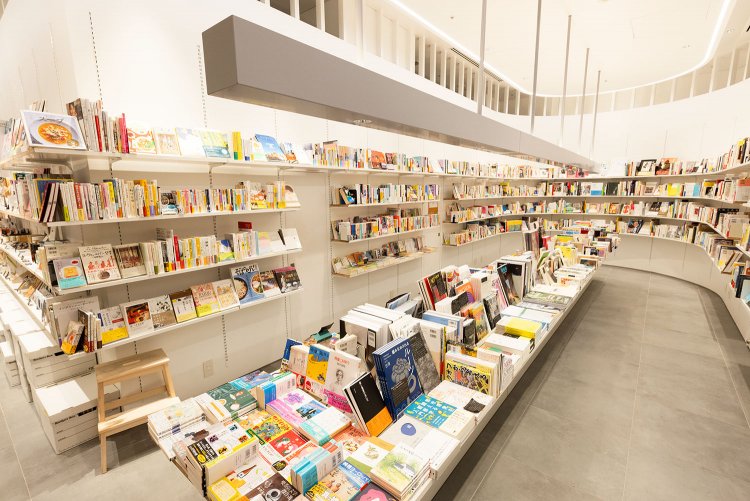 グッドデザイン賞を受賞した店内空間は、棚のデザインも個性的。