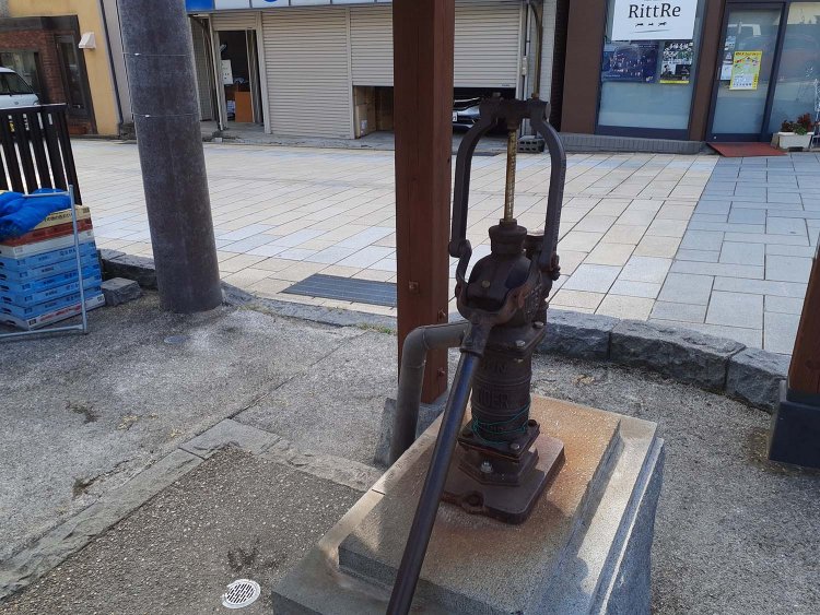 旧北国街道にほど近い場所にある藤村旧居跡。その近くには藤村が使用していた井戸も残る。