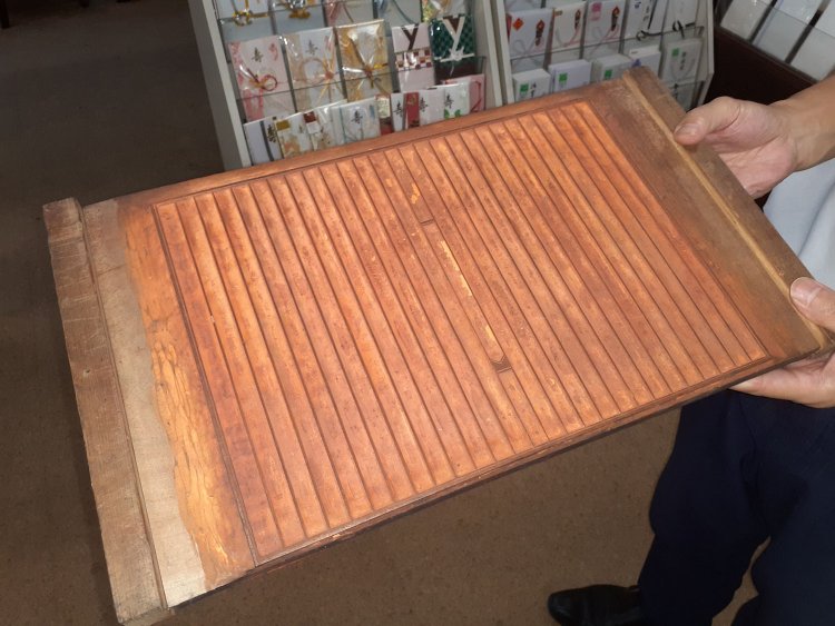 藤村が原稿用紙を買い求めた創業150年の「大和屋紙店」。当時使われたと思われる原稿用紙印刷用の版木が保存されている。