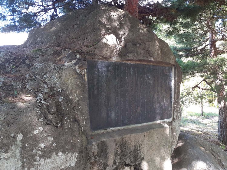 小諸城址 懐古園に建つ「千曲川旅情の歌」歌碑。近くの『藤村記念館』では『千曲川のスケッチ』等の初版本や遺墨等が展示されている。