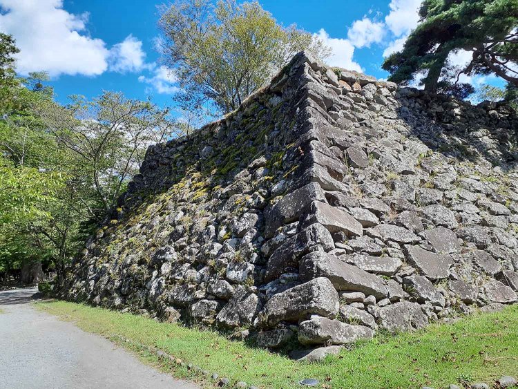 小諸城跡とそこから仰ぐ雲。どこか江戸川土手の雲と相通じる何かを感じてしまうのは寅さんファンの性癖か……。