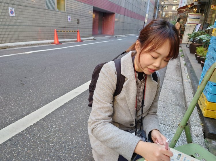 見つけた手がかりを必死にメモ。