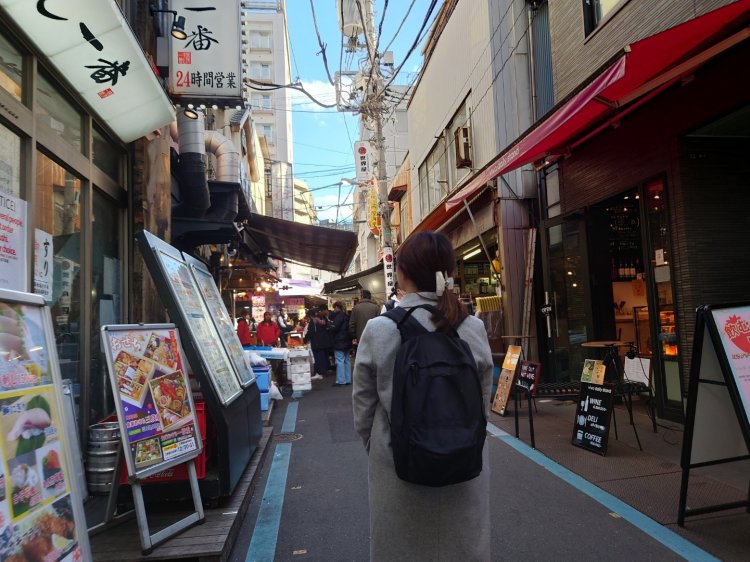 築地場外市場の路地を散策。おいしそうなものがありすぎて目移り！