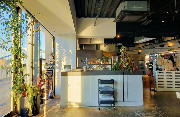 お店の中の様子。レジ前には焼き菓子が並んでいておいしそう。寒い時用の膝掛け毛布も置いてある。