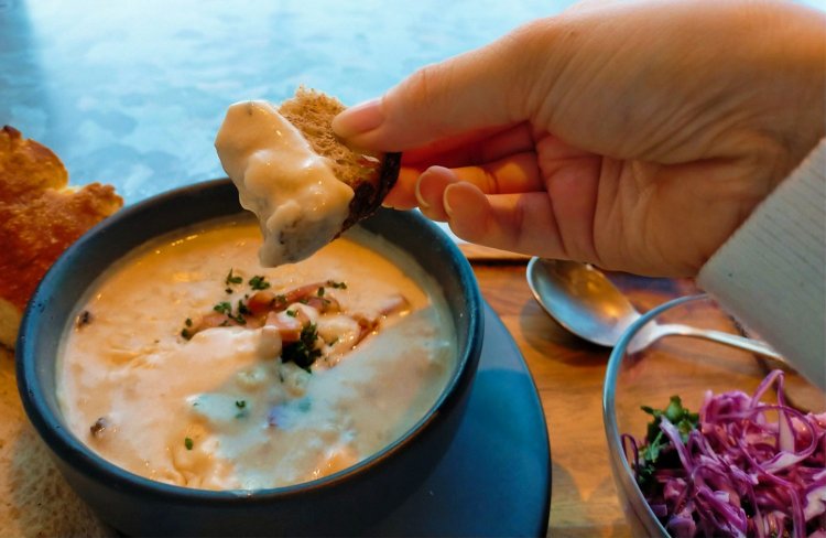 パンをスープに浸す。幸せの極致だ。