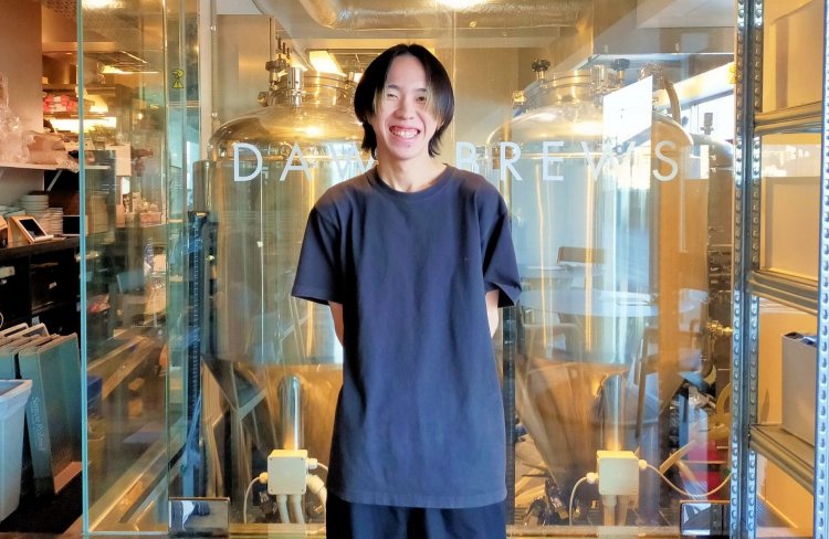 店長の杉本さん。なんと22歳。笑顔と若さ弾ける物腰柔らかな店長だ。最近はビールのブリュワーとしても活躍している。