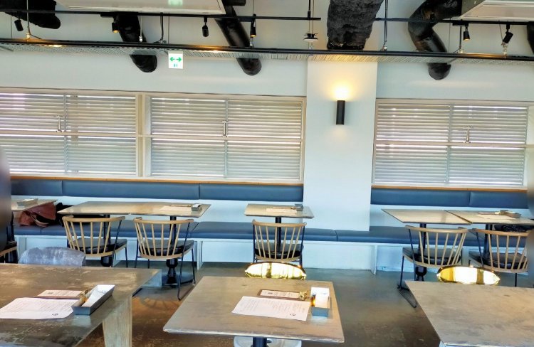 席の様子。コンクリートを基調としていて、過ごしやすいシンプルな雰囲気だ。