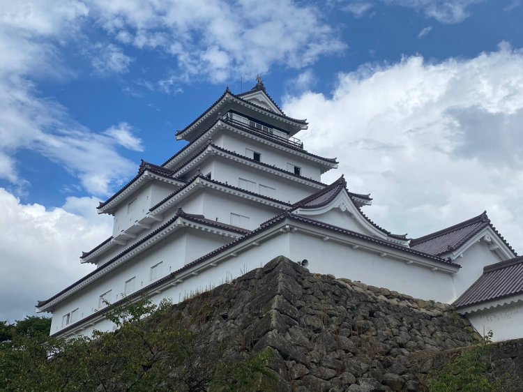 会津若松にある鶴ヶ城は、氏郷が鶴とゆかり深いことから名付けられておる！