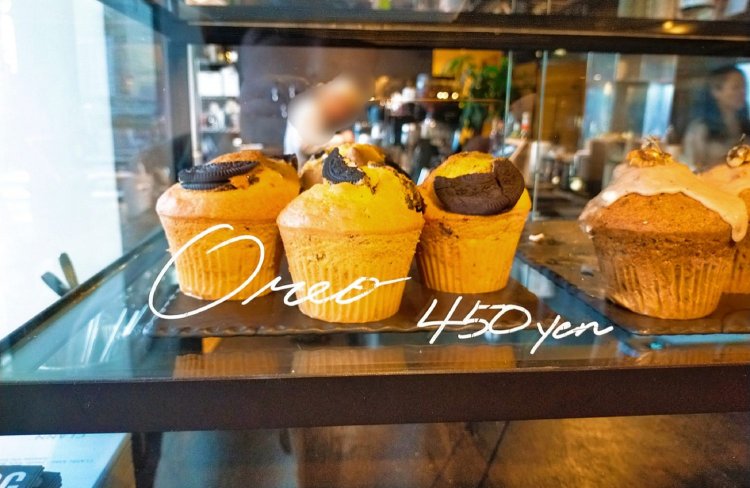 カフェタイムのおすすめ・オレオマフィン450円。焼き菓子を食べながらカフェラテを飲むお客さんが多いそう。