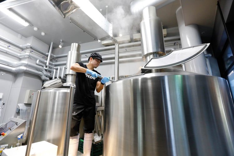 限定エールも醸造。併設のキオスクでは、グラウラーによる量り売りも。