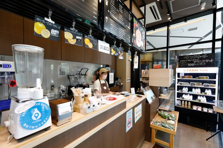 自家栽培の野菜や果物も直売する。入り口左手に小さなイートインスペースも。