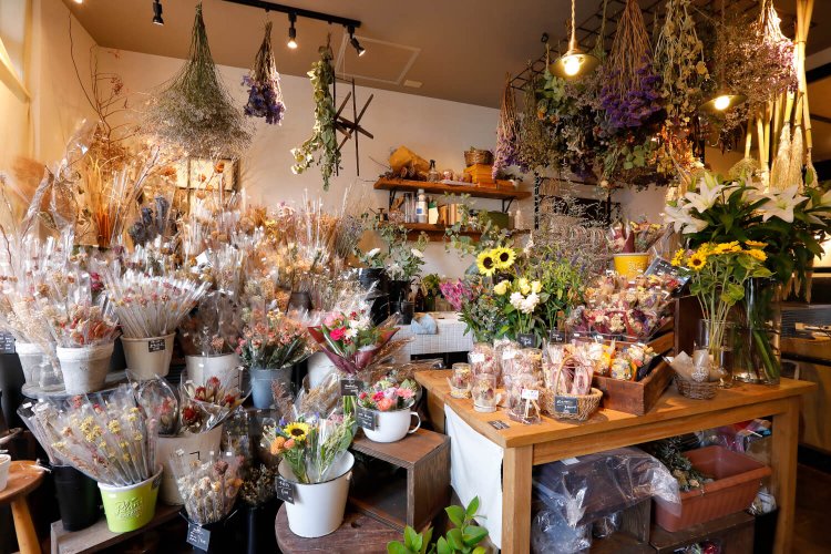 生花店では希望に沿ったブーケを、比較的リーズナブルに作ってくれる。