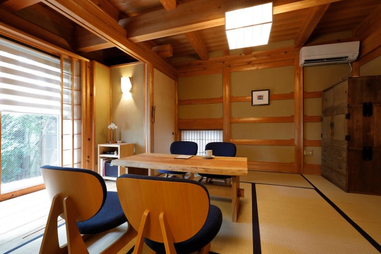 イスの座面の高さが絶妙な一卓を含め、計3卓。相席はしないので、心からくつろげる。