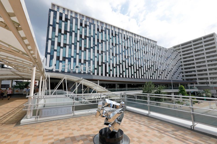 市制施行100周年記念モニュメントと『U_PLACE』。