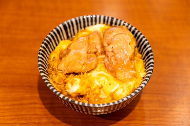 ランチセットで食べられるミニ親子丼。鶏そばとセットで1380円。女性客もセットを頼む率は高め。