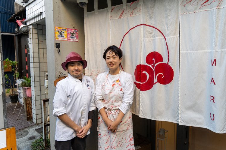 店主の丸尾真佐樹さんと、店舗デザインも担当する奥様の梢さん。真佐樹さんは中目黒出身で、地元の中目黒でお店を開きたかったのだとか。