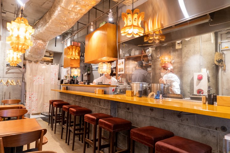 従来の焼き鳥屋さんのイメージとはずいぶん違う内装も魅力的。