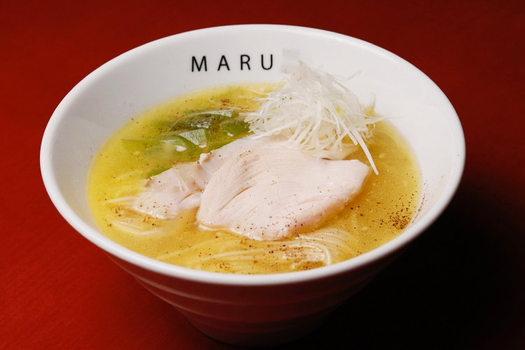 塩鶏そば930円。醤油もある。