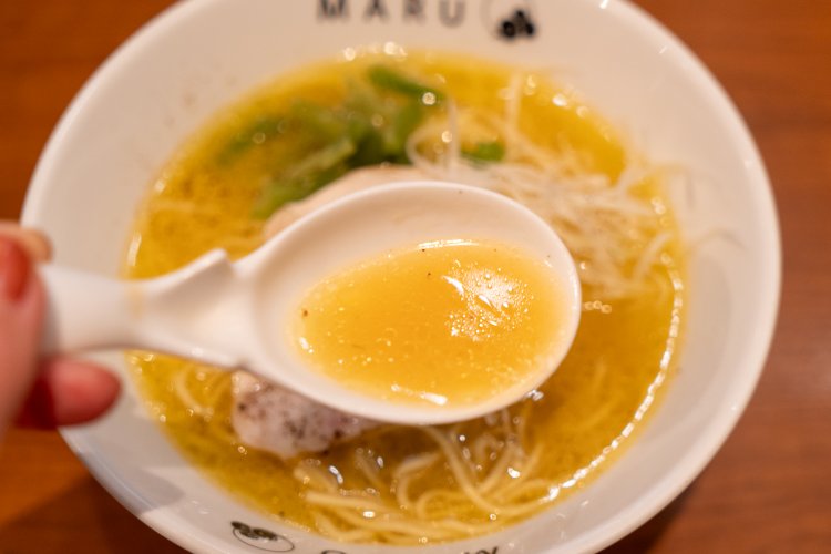 スープは鶏の味が力強く、香りも高い。「あと一杯だけ」とレンゲが止まらなくなりそうだ。