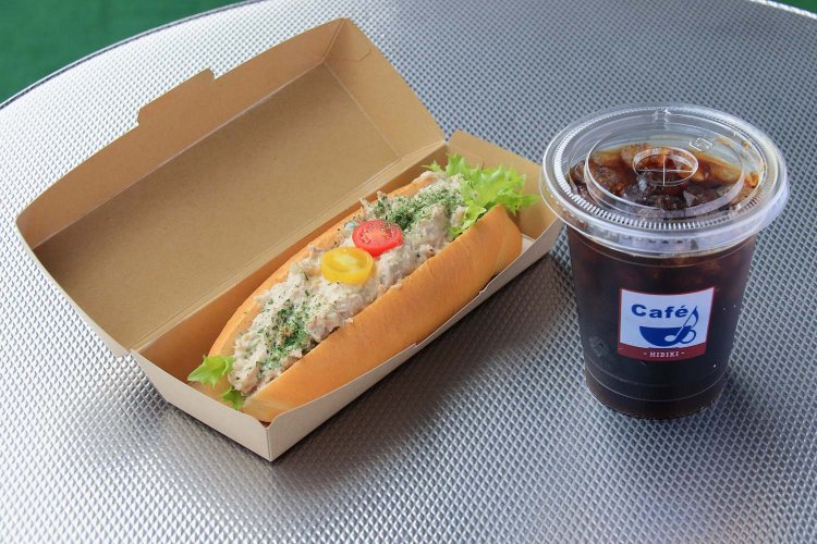 ボリューム満点のツナドック550円とトラジャコーヒーを使ったコーヒー（Ｍ）420円。