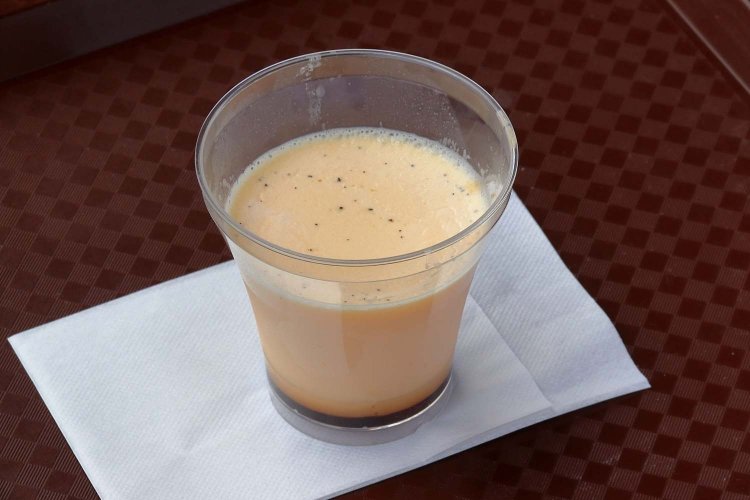 HIBIKIプリン400円。高価なバニラビーンズを惜しみなく使うので香りの良さも抜群だ。