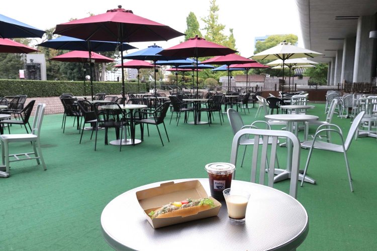 上野・東京文化会館の『Café HIBIKI』は大空が広がる開放的なカフェ。上野精養軒の運営で味も申し分なし。