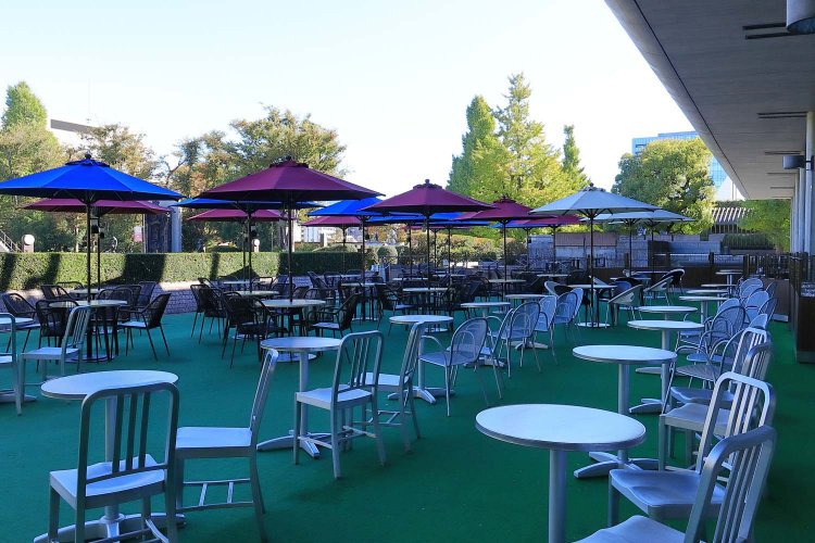 オープンテラスの客席。大ホール公演がない日は会館内の客席も利用できる