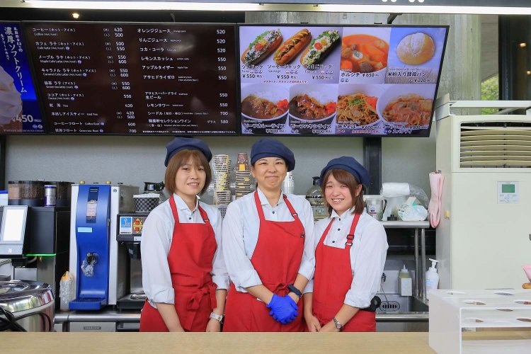 ドリンク、スイーツなどは気さくなスタッフが応対するカウンターで購入する。