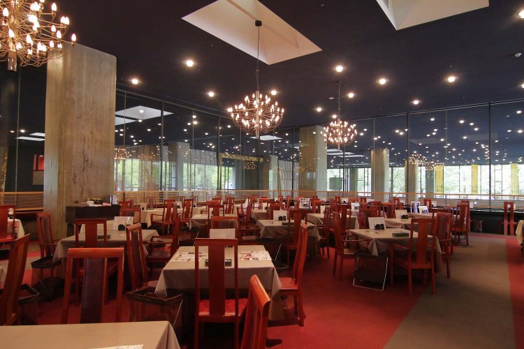 『フォレスティーユ精養軒』の店内。ガラス窓に囲まれた幻想的な店内で本格的な西洋料理が味わえる。