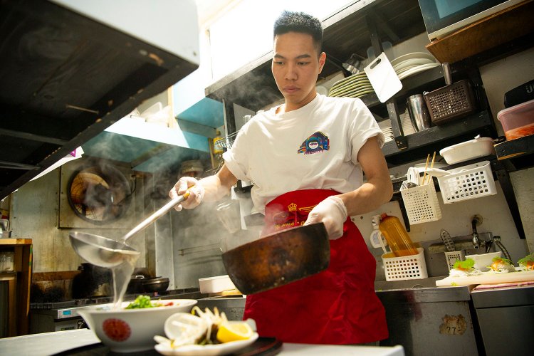 腕を振るうグエンさん。日本に来た目的は「経験を積む」「稼ぐ」だとか。