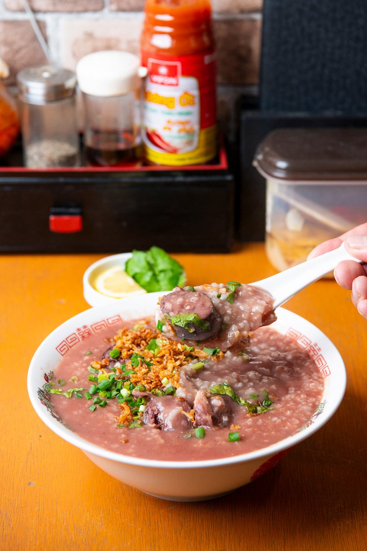 豚もつたっぷりのお粥チャオロン1180円。