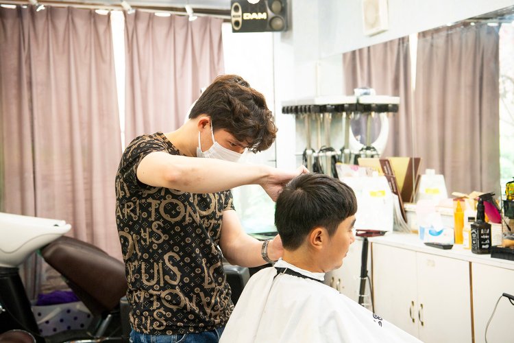 美容室はカット男性1500円、女性2500円。