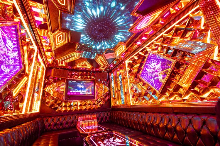 ド派手なカラオケは1時間3500円で日本人もたまに来るとか。