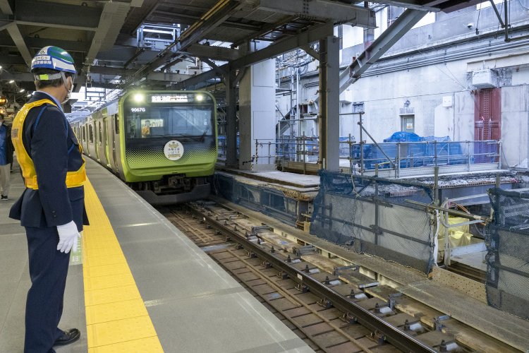 2023年11月18日から19日にかけ、山手線は線路のかさ上げで２日間運休となった。運転再開後の光景。電車がやってくる右手には解体途中の旧外回りホームがあった。