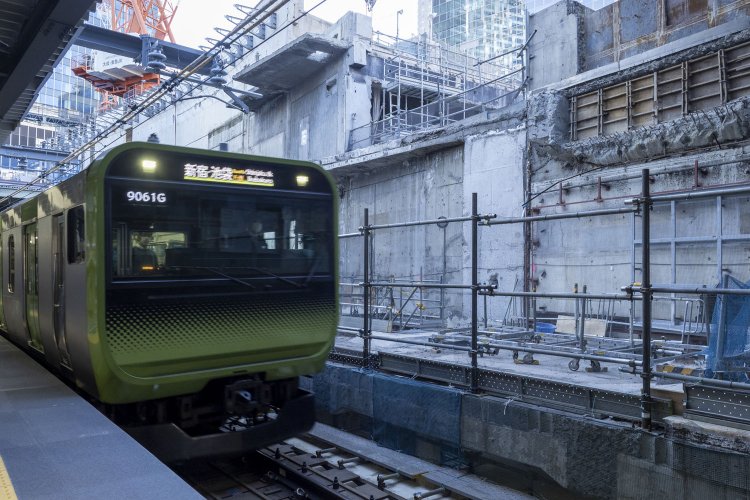 島式ホームで待っていると普通に外回り電車がやってくる。が、その右手には遺構が生々しく残っている。右側のくぼみは階段があった跡だった気がする。
