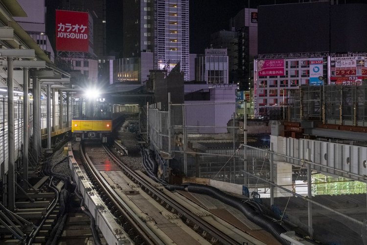 銀座線の回送線を見てみる。ホームは電車のいる位置にあって、東急東横店西館の建物に覆われていたが、既にその建物はない。青い鉄桁を電車が渡るところ。2023年1月9日撮影