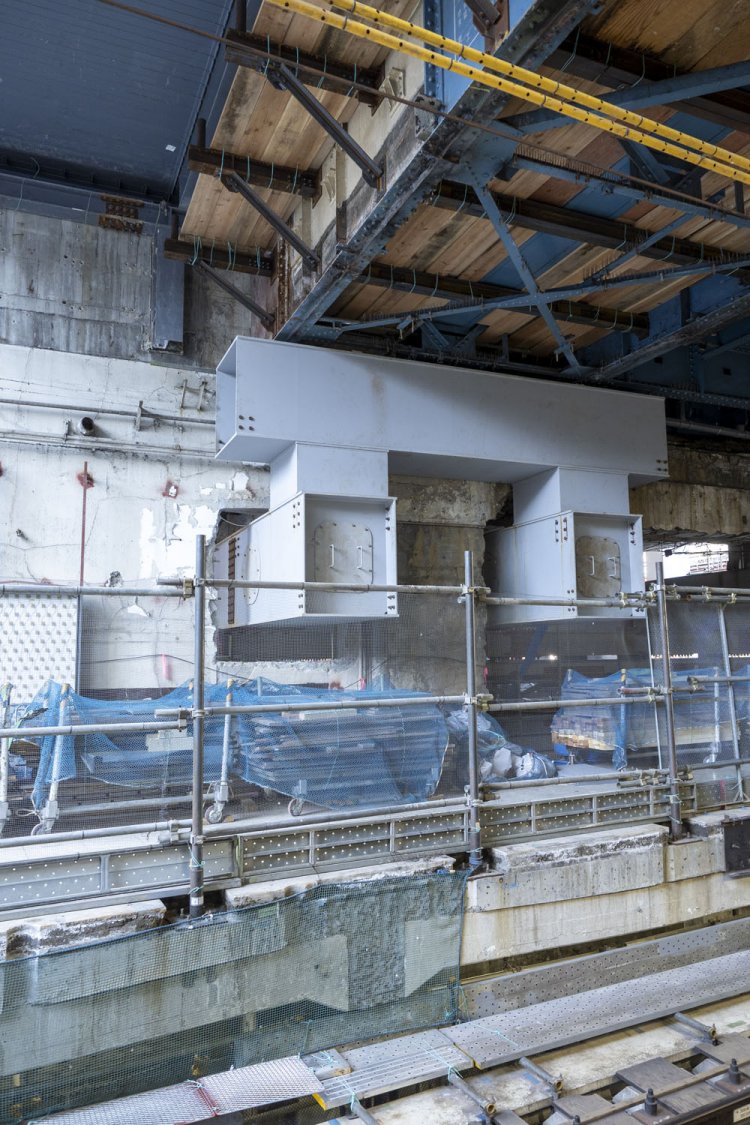 その青い桁を山手線ホームから見る。銀座線建設時からあると思しき鉄桁は、ビル躯体ではなく仮設の橋台に支えられていた。いつの間にかこのような形となっていた。