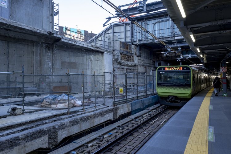 外回り電車を見送ると再び現れる遺構。銀座線と中央改札口へのプレハブ壁面が見える。駅が重層化されてからずっと天井が覆われていたのだが、空が見えると新鮮な気がしてきた。