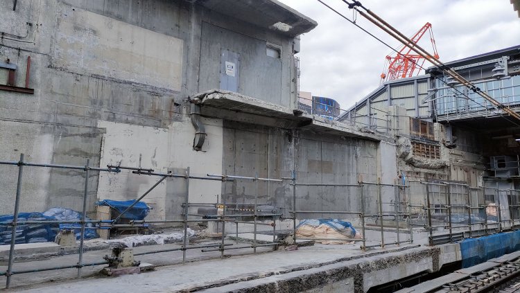 たぶん上にフロアがあったのだろうが解体され、コンクリート壁面の扉はトマソン化していた。こういう感じに見えると、怪獣に襲われた直後に仮復旧した渋谷駅に見えてしまう。